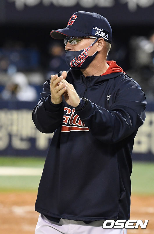 경기를 마치고 롯데 래리 서튼 감독이 박수를 보내고 있다./ rumi@osen.co.kr