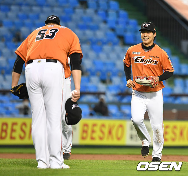 21일 대전 한화생명이글스파크에서 ‘2021 신한은행 SOL KBO리그’ 한화 이글스와 KT 위즈의 경기가 열렸다.2회초 2사 주자없는 상황 KT 박경수의 뜬 공 타구를 한화 좌익수 김민하가 잡아냈다. 이닝을 마치고 더그아웃으로 향하는 김민하를 향해 인사하는 선발 김민우. / dreamer@osen.co.kr