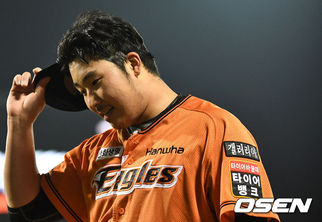 5회초 2사 1, 2루 상황 KT 김민혁을 내야 땅볼로 이끌며 실점없이 이닝을 막아낸 한화 선발 김민우가 더그아웃으로 향하고 있다 . / dreamer@osen.co.kr