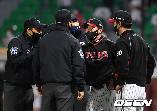 경기 종료 후 LG 류지현 감독이 끝내기 상황에 대해 심판진에 항의하고 있다. /sunday@osen.co.kr