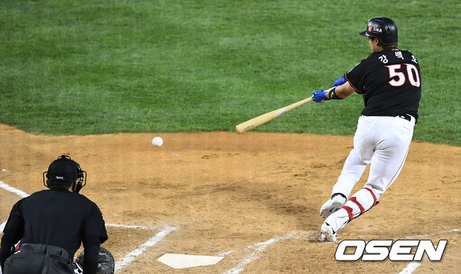 3회초 1사 주자없는 상황 KT 강백호가 번트를 시도하고 있다. 결과는 파울. / dreamer@osen.co.kr