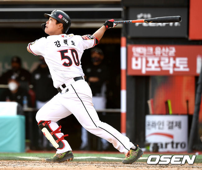 8회말 1사 1, 3루 상황 KT 강백호가 동점 1타점 희생플라이를 치고 있다. / dreamer@osen.co.kr