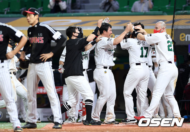 9회말 1사 만루에서 SSG 이재원의 땅볼 때 LG 실책으로 끝내기 득점을 한 3루주자 추신수가 동료들이 축하를 받고 있다. /sunday@osen.co.kr
