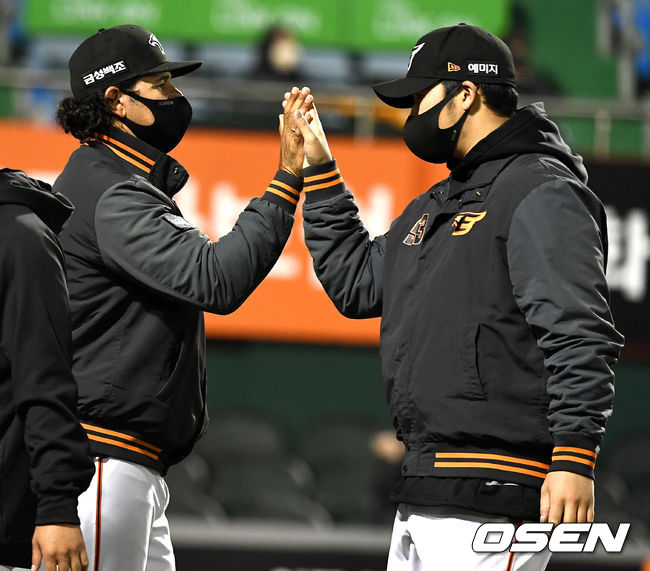 승리한 한화 수베로 감독과 승리투수 김민우가 인사를 나누고 있다. / dreamer@osen.co.kr