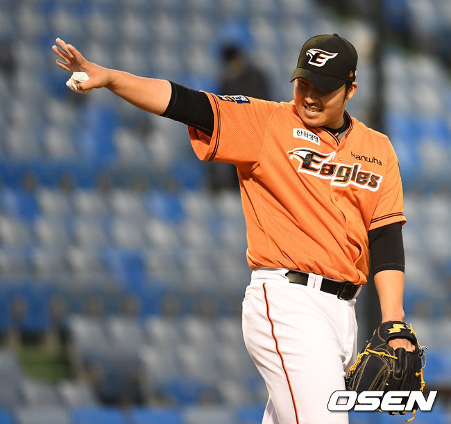 2회초 KT 공격을 무실점으로 막아낸 한화 선발 김민우가 포수 최재훈을 향해 인사를 전하고 있다. / dreamer@osen.co.kr