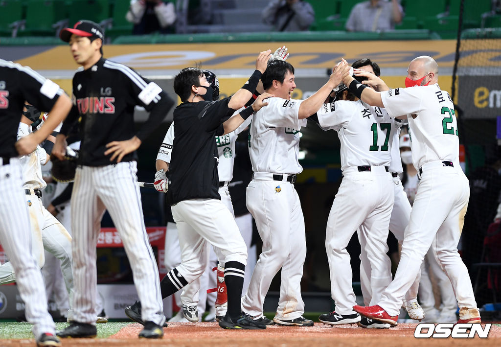 21일 인천 SSG 랜더스필드에서 열린 ’2021 신한은행 SOL KBO 리그' SSG 랜더스와 LG 트윈스의 경기, 끝내기 승리를 거둔 SSG 선수들이 환호하고 있다. /sunday@osen.co.kr