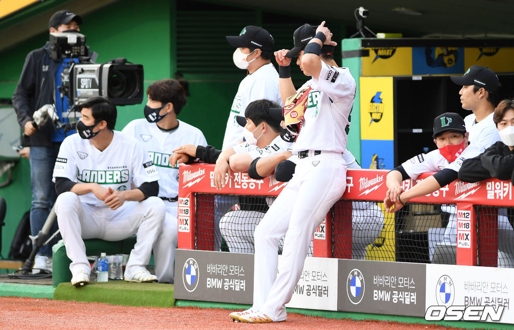21일 인천 SSG 랜더스필드에서 열린 ’2021 신한은행 SOL KBO 리그' SSG 랜더스와 LG 트윈스의 경기, 스타벅스 데이를 맞아 선수들이 특별 유니폼을 입고 경기를 준비하고 있다. /sunday@osen.co.kr