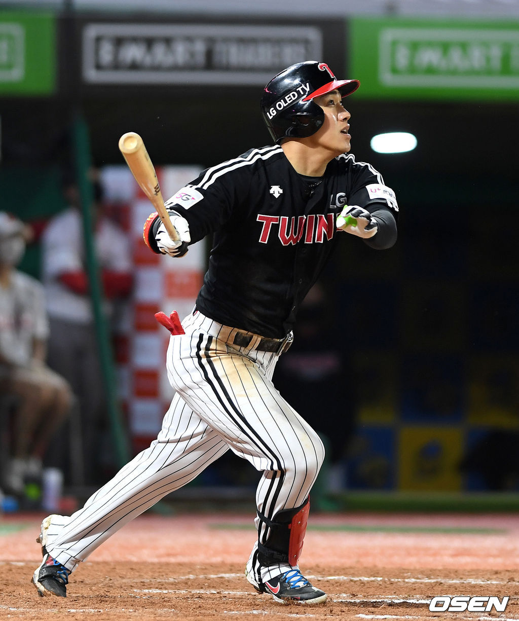 21일 인천 SSG 랜더스필드에서 열린 ’2021 신한은행 SOL KBO 리그' SSG 랜더스와 LG 트윈스의 경기, 9회초 1사 1루에서 LG 이천웅이 중월 투런 홈런을 치고 있다. /sunday@osen.co.kr
