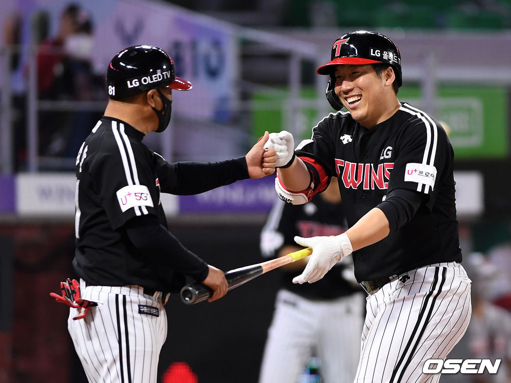 21일 인천 SSG 랜더스필드에서 열린 ’2021 신한은행 SOL KBO 리그' SSG 랜더스와 LG 트윈스의 경기, 8회말 1사에서 LG 김현수가 우중월 솔로 홈런을 치고 홈에서 김호 코치와 환호하고 있다. /sunday@osen.co.kr