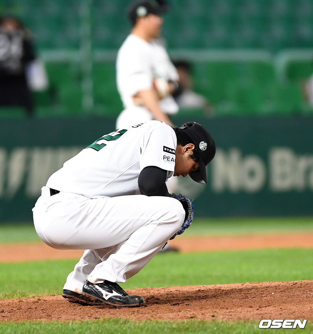 21일 인천 SSG 랜더스필드에서 열린 ’2021 신한은행 SOL KBO 리그' SSG 랜더스와 LG 트윈스의 경기, 8회말 1사 1루에서 SSG 서진용이 LG 이천웅에게 중월 투런 홈런을 허용하고 아쉬워하고 있다. /sunday@osen.co.kr