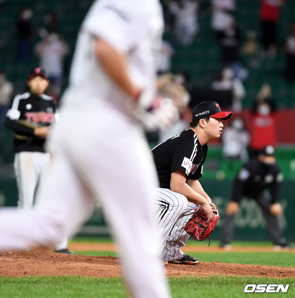 21일 인천 SSG 랜더스필드에서 열린 ’2021 신한은행 SOL KBO 리그' SSG 랜더스와 LG 트윈스의 경기, 9회말 1사 만루에서 LG 고우석이 SSG 박성한에게 밀어내기 볼넷을 허용하고 아쉬워하고 있다. /sunday@osen.co.kr