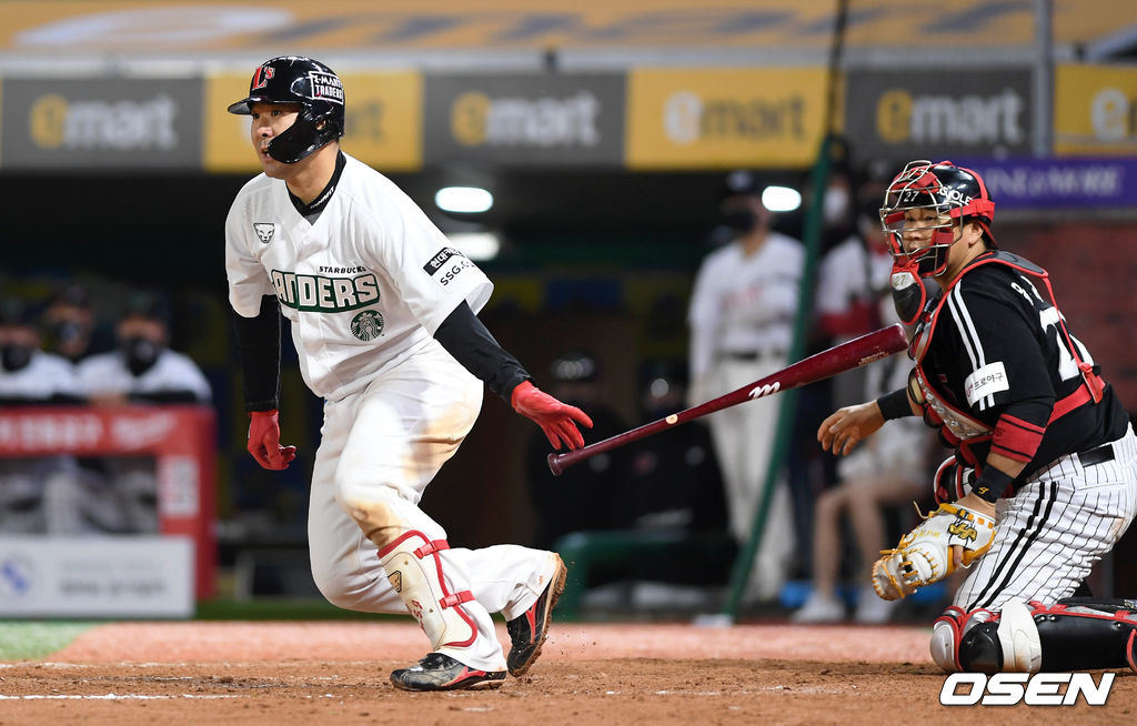 21일 인천 SSG 랜더스필드에서 열린 ’2021 신한은행 SOL KBO 리그' SSG 랜더스와 LG 트윈스의 경기, 9회말 1사 만루에서 SSG 이재원이 3루 땅볼을 치고 있다. /sunday@osen.co.kr