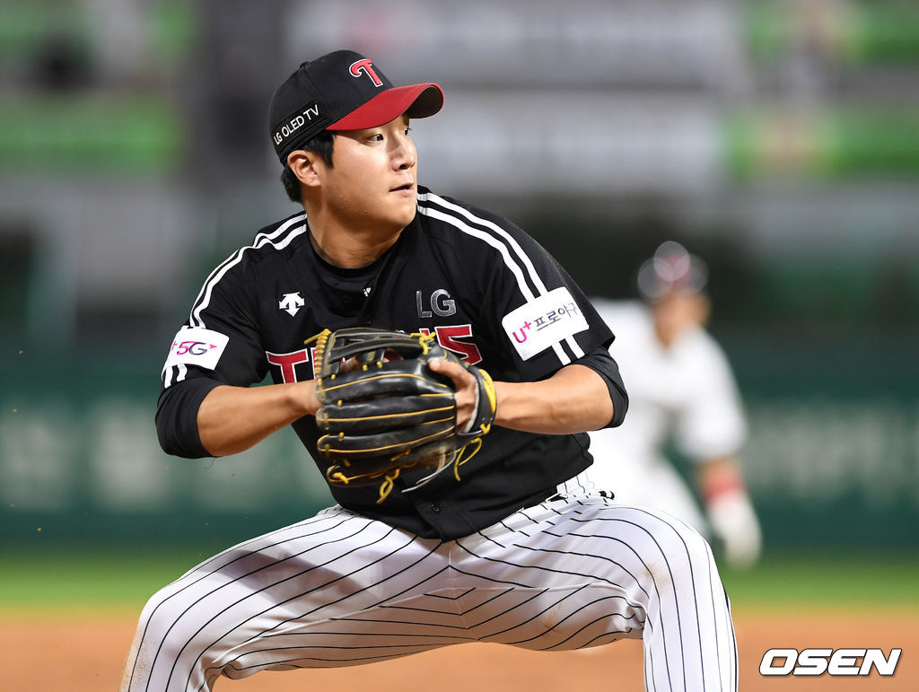 21일 인천 SSG 랜더스필드에서 열린 ’2021 신한은행 SOL KBO 리그' SSG 랜더스와 LG 트윈스의 경기, 9회말 1사 만루에서 SSG 이재원의 땅볼 타구를 잡은 LG 문보경이 2루주자 한유섬을 포스아웃 처리하고 있다. /sunday@osen.co.kr