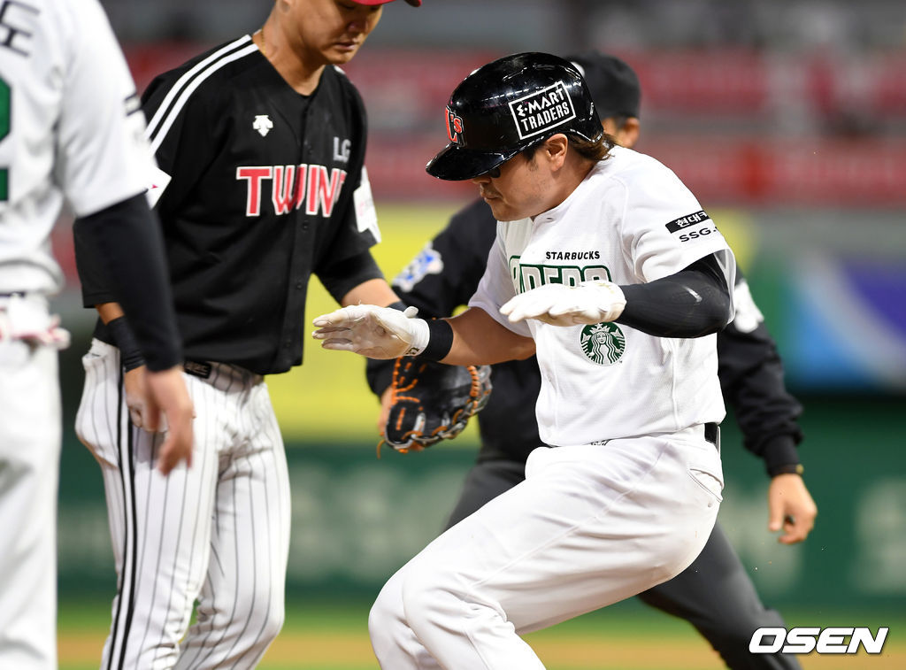 21일 인천 SSG 랜더스필드에서 열린 ’2021 신한은행 SOL KBO 리그' SSG 랜더스와 LG 트윈스의 경기, 9회말 1사 만루에서 SSG 이재원의 땅볼 때 런다운에 걸린 3루주자 추신수가 태그를 피하고 있다. /sunday@osen.co.kr