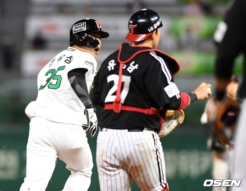 21일 인천 SSG 랜더스필드에서 열린 ’2021 신한은행 SOL KBO 리그' SSG 랜더스와 LG 트윈스의 경기, 9회말 1사 만루에서 SSG 이재원의 땅볼 때 포스아웃된 2루주자 한유섬이 LG의 유강남의 태그를 피하고 있다. /sunday@osen.co.kr