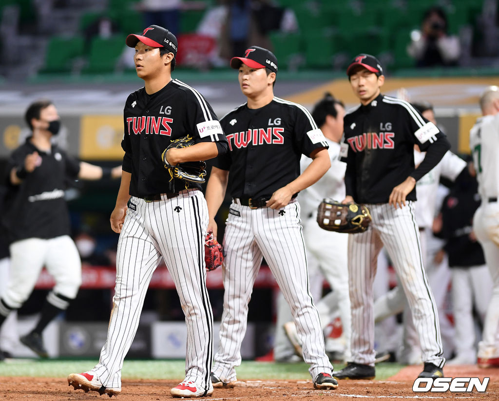 21일 인천 SSG 랜더스필드에서 열린 ’2021 신한은행 SOL KBO 리그' SSG 랜더스와 LG 트윈스의 경기, 9회말 1사 만루에서 SSG 이재원의 땅볼 때 LG 수비진이 끝내기 패배에 아쉬워하고 있다. /sunday@osen.co.kr