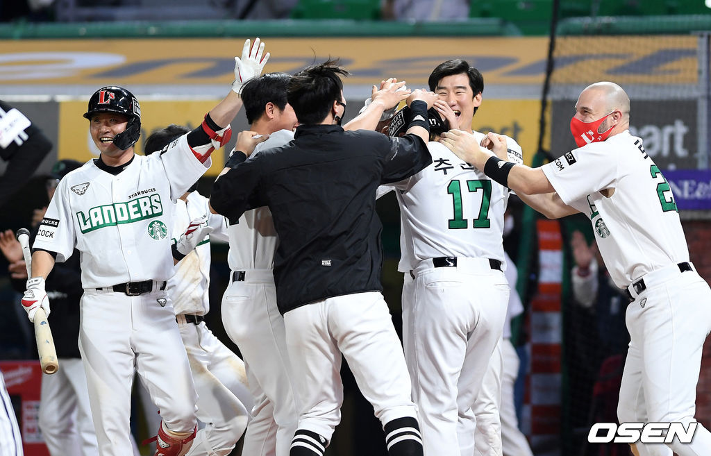21일 인천 SSG 랜더스필드에서 열린 ’2021 신한은행 SOL KBO 리그' SSG 랜더스와 LG 트윈스의 경기, 9회말 1사 만루에서 SSG 이재원의 땅볼 때 끝내기 득점에 성공한 SSG 추신수가 동료들과 승리의 기쁨을 나누고 있다. /sunday@osen.co.kr