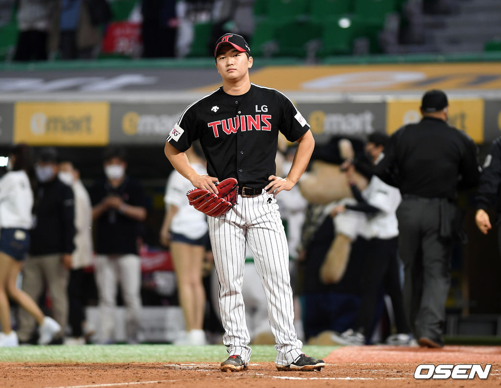 21일 인천 SSG 랜더스필드에서 열린 ’2021 신한은행 SOL KBO 리그' SSG 랜더스와 LG 트윈스의 경기 종료 후 LG 고우석이 끝내기 패배에 아쉬워하고 있다. /sunday@osen.co.kr