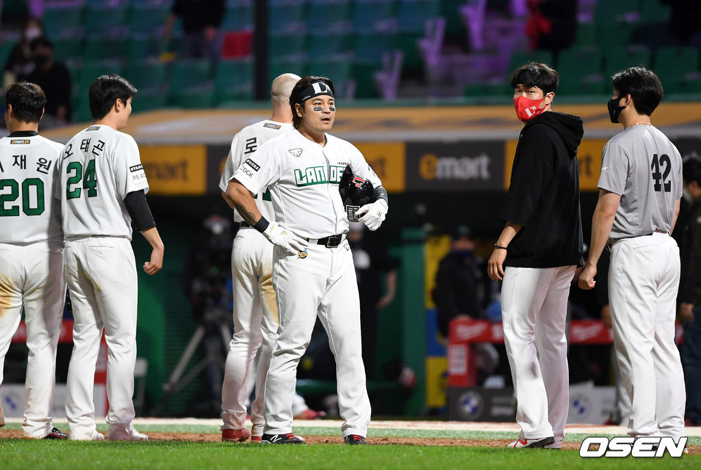 21일 인천 SSG 랜더스필드에서 열린 ’2021 신한은행 SOL KBO 리그' SSG 랜더스와 LG 트윈스의 경기 종료 후 끝내기 득점에 성공한 SSG 추신수가 LG 선수단을 바라보고 있다. /sunday@osen.co.kr