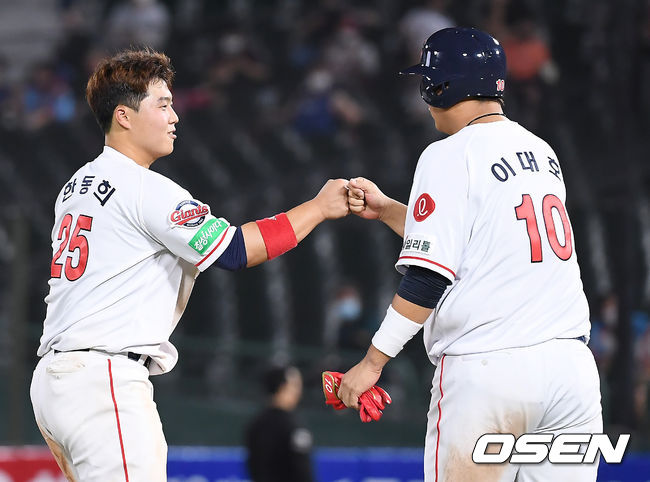 28일 오후 부산 사직야구장에서 '2020 신한은행 SOL KBO리그' 롯데 자이언츠와 NC 다이노스의 경기가 열렸다.7회초 공수교대때 롯데 이대호가 6회말 만루 찬스에서 2타점 적시타를 때린 한동희와 주먹을 맞대고 있다. /youngrae@osen.co.kr