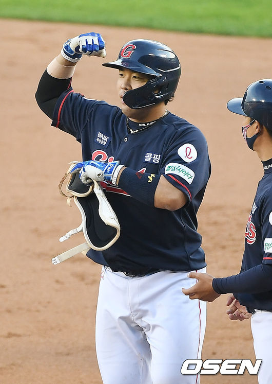 1회초 1사 주자 만루 롯데 지시완이 좌익수 왼쪽 2타점 적시타를 날린 후 1루에서 기뻐하고 있다./ rumi@osen.co.kr