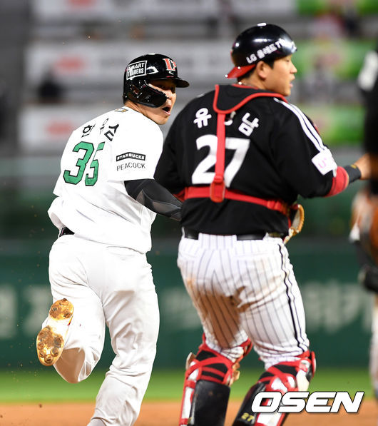 9회말 1사 만루에서 SSG 이재원의 땅볼 때 2루주자 한유섬이 LG의 태그를 피하고 있다. /sunday@osen.co.kr