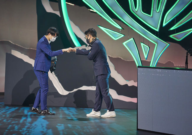 PSG 탈론 권영재 감독(오른쪽). /라이엇 게임즈 제공.