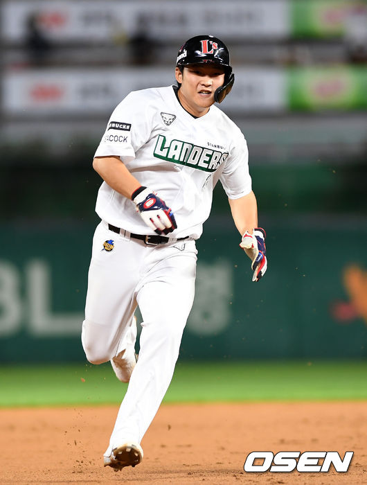 9회말 1사 1루에서 SSG 추신수의 안타 때 1루주자 김찬영이 3루로 쇄도하고 있다. /sunday@osen.co.kr