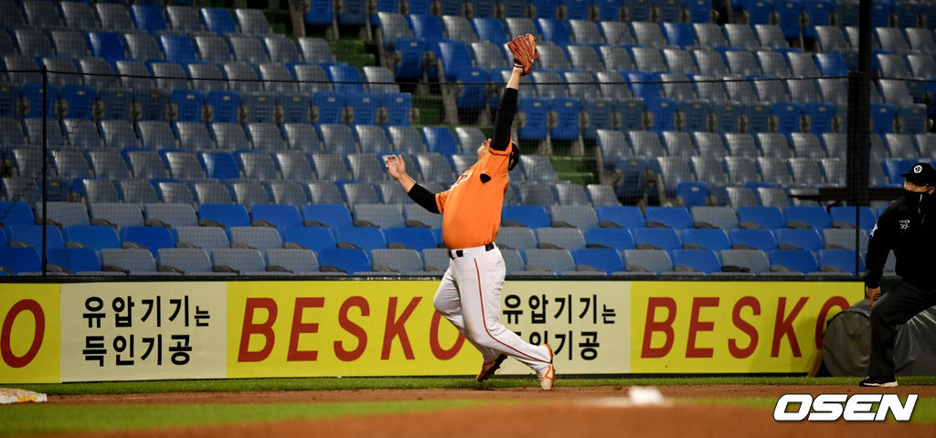 6회초 1사 만루 상황 KT 박경수의 병살타 때 한화 3루수 노시환이 타구를 잡아내고 있다. / dreamer@osen.co.kr
