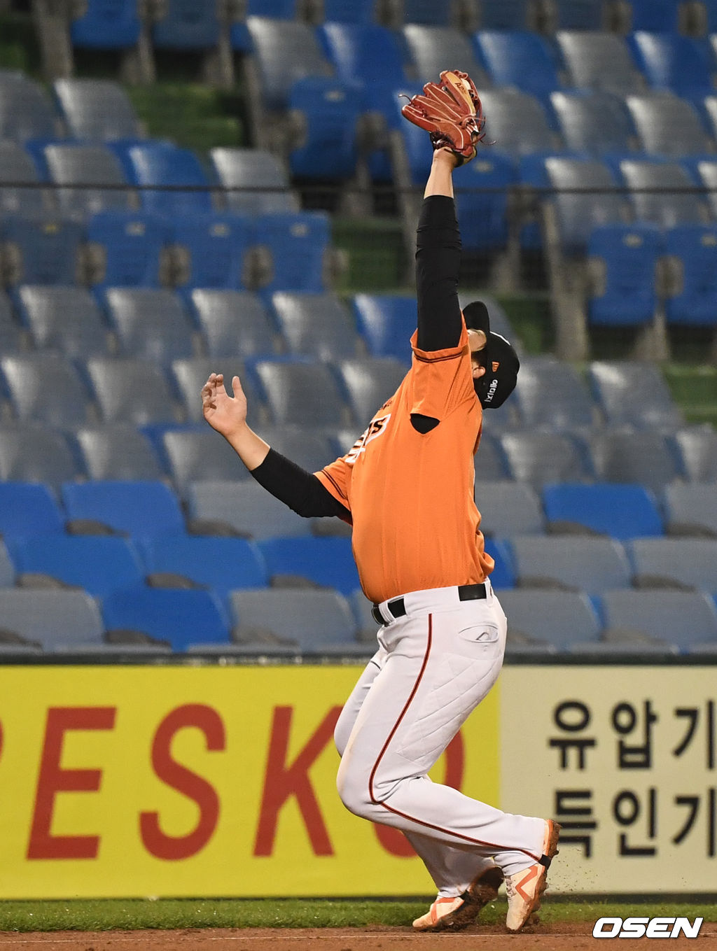 6회초 1사 만루 상황 KT 박경수의 병살타 때 한화 3루수 노시환이 타구를 잡아내고 있다. / dreamer@osen.co.kr