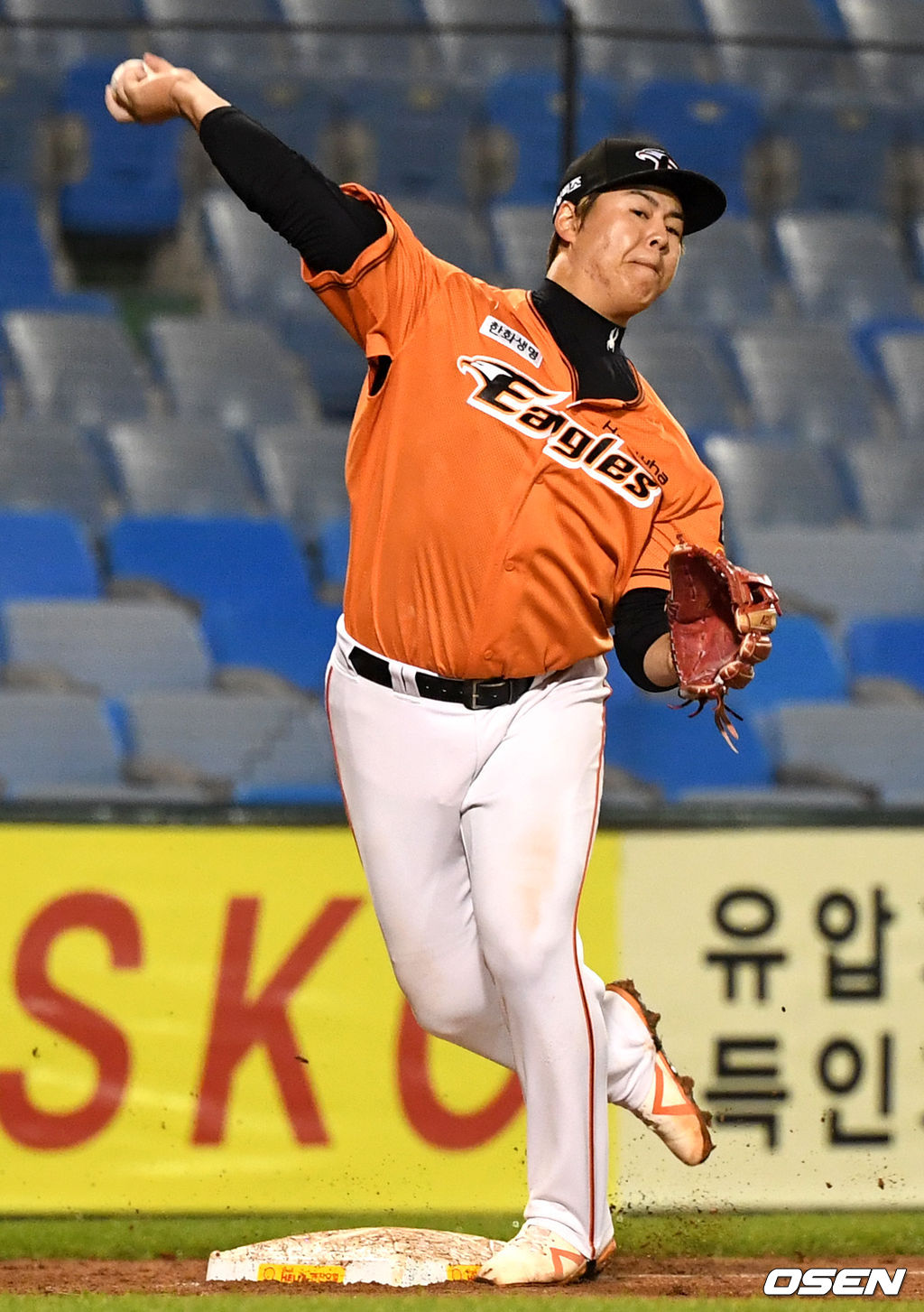 6회초 1사 만루 상황 KT 박경수의 병살타 때 한화 3루수 노시환이 타구를 3루 포스아웃 시킨 뒤 1루로 송구하고 있다. / dreamer@osen.co.kr