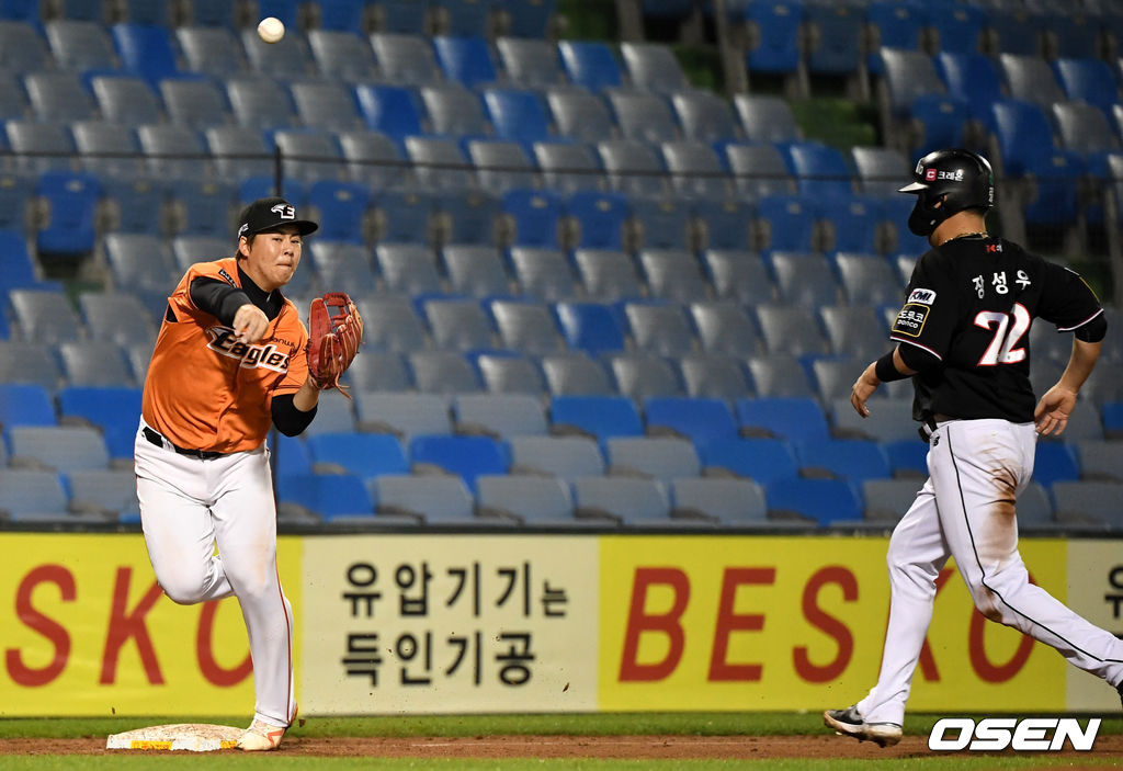 6회초 1사 만루 상황 KT 박경수의 병살타 때 한화 3루수 노시환이 타구를 잡아 3루 포스아웃 후 1루로 송구하고 있다. / dreamer@osen.co.kr