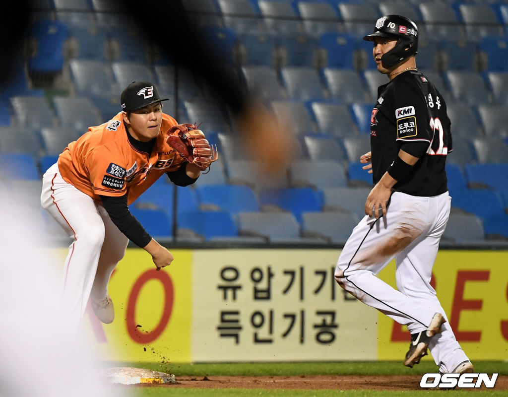6회초 1사 만루 상황 KT 박경수의 병살타 때 한화 3루수 노시환이 타구를 잡아 3루 포스아웃 후 1루로 송구하고 있다. / dreamer@osen.co.kr