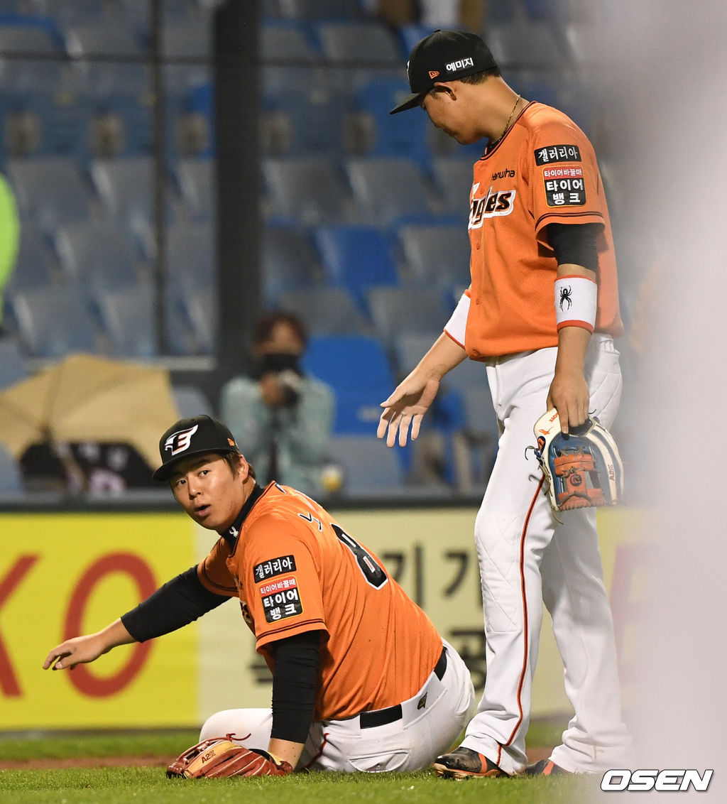 6회초 1사 만루 상황 KT 박경수의 병살타 때 한화 3루수 노시환이 타구를 잡아내 3루 포스아웃 시킨데 이어 1루로 송구해 타자 주자도 아웃시켰다. 1루 아웃을 확인하는 노시환. / dreamer@osen.co.kr