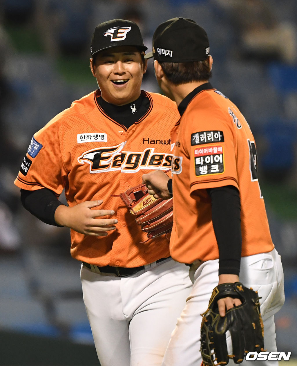 6회초 1사 만루 상황 KT 박경수의 병살타 때 한화 3루수 노시환이 타구를 잡아 3루 포스아웃 후 1루로 송구해 타자주자도 아웃시켰다. 더그아웃으로 향하며 정은원과 미소짓는 노시환. / dreamer@osen.co.kr