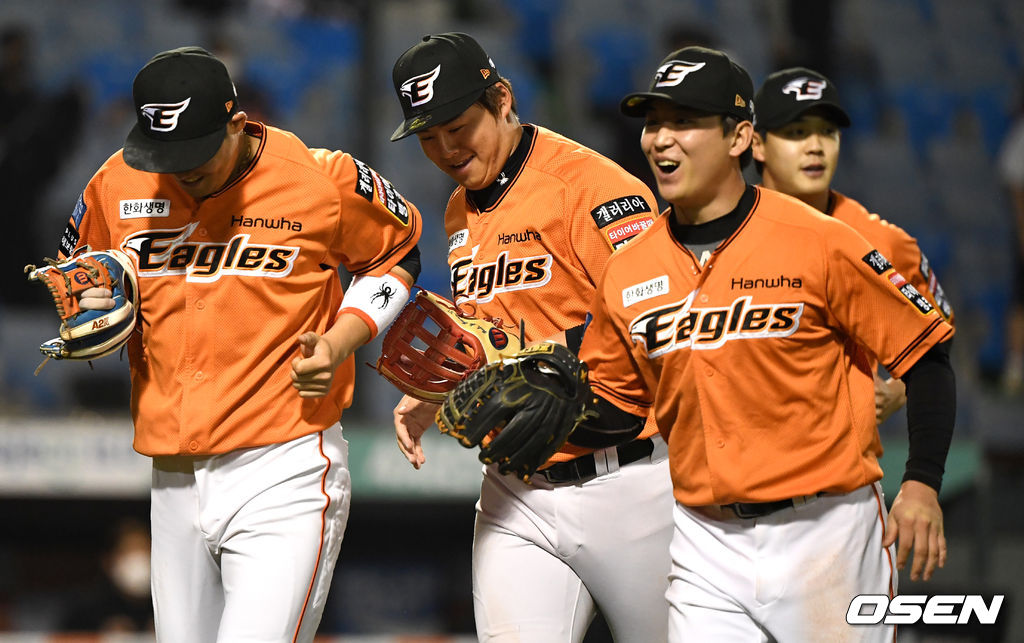 6회초 1사 만루 상황 KT 박경수의 병살타 때 한화 3루수 노시환이 타구를 잡아 3루 포스아웃 후 1루로 송구해 타자주자도 아웃시켰다. 더그아웃으로 향하며 정은원-하주석과 미소짓는 노시환(가운데). / dreamer@osen.co.kr
