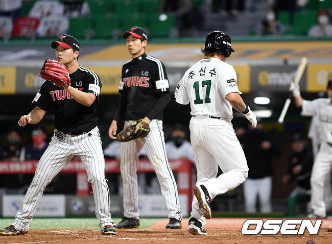 21일 오후 인천 SSG 랜더스필드에서 ’2021 신한은행 SOL KBO 리그' SSG 랜더스와 LG 트윈스의 경기가 열렸다. 9회말 1사 만루에서 SSG 이재원의 땅볼 때 LG 실책으로 SSG 3루주자 추신수가 끝내기 득점에 성공하고 있다. /sunday@osen.co.kr
