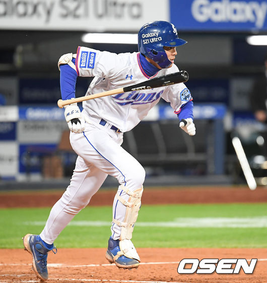 21일 대구삼성라이온즈파크에서 ‘2021 신한은행 SOL KBO리그’ 삼성 라이온즈와 KIA 타이거즈의 경기가 진행됐다.5회말 1사 1루 삼성 구자욱이 안타를 날리고 있다. / soul1014@osen.co.kr