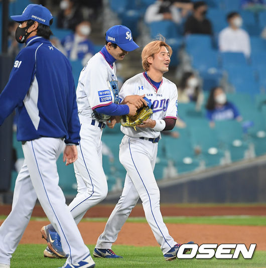 21일 대구삼성라이온즈파크에서 ‘2021 신한은행 SOL KBO리그’ 삼성 라이온즈와 KIA 타이거즈의 경기가 진행됐다.6회말 이닝종료 후 1타점 적시타를 기록한 삼성 김상수가 구자욱의 축하를 받고 있다./  soul1014@osen.co.kr