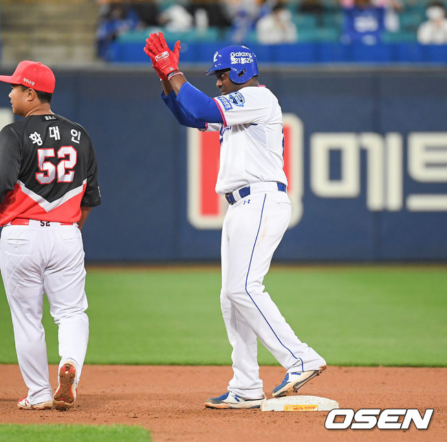 21일 대구삼성라이온즈파크에서 ‘2021 신한은행 SOL KBO리그’ 삼성 라이온즈와 KIA 타이거즈의 경기가 진행됐다.4회말 삼성 선두타자 피렐라가 2루타를 날리고 박수를 치고 있다. / soul1014@osen.co.kr