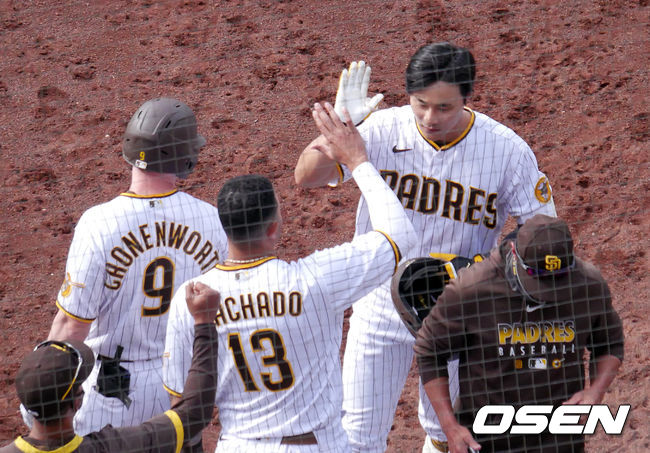 [OSEN=샌디에이고, 이사부 통신원] 10회말 무사 2루에서 샌디에이고 김하성이 1루 땅볼 진루타를 날리고 마차도와 더그아웃에서 하이파이브를 하고 있다. /lsboo@osen.co.kr