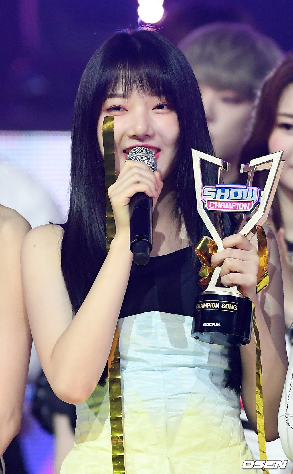 10일 오후 경기도 고양시 일산동구 MBC드림센터에서 MBC 뮤직 '쇼 챔피언(Show Champion)' 생방송이 진행됐다. 쇼 챔피언 생방송에서 여자친구가 1위에 선정되며 예린이 수상소감을 말하고 있다./ rumi@osen.co.kr