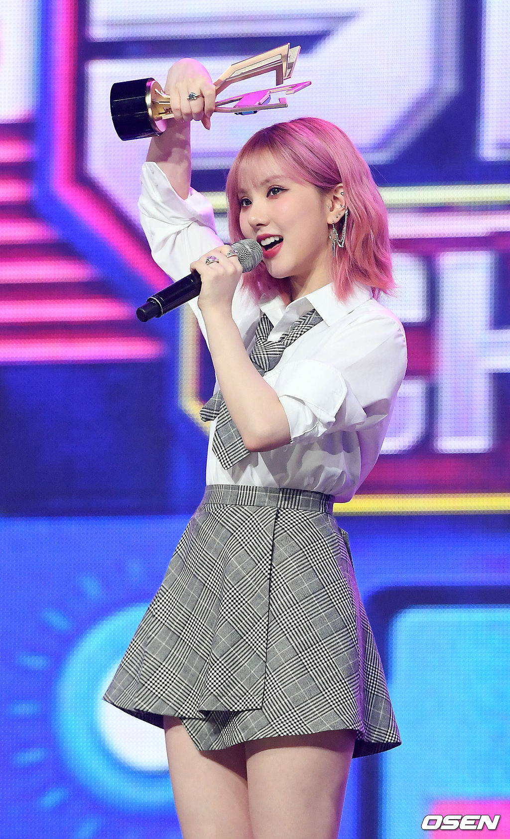 쇼 챔피언 생방송에서 1위를 한 여자친구의 은하가 트로피를 들고 하트사인을 보내고 있다./ rumi@osen.co.kr