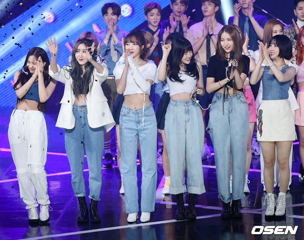 더쇼 생방송에서 여자친구가 더쇼 1위에 선정되고 있다. / rumi@osen.co.kr