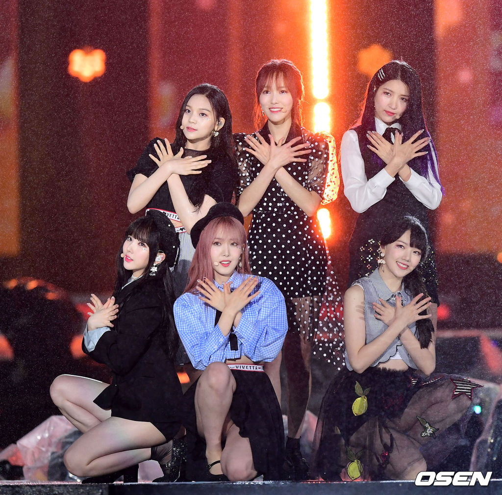 걸그룹 여자친구가 2018 드림콘서트에서 우천 중 화려한 무대를 펼치고 있다./rumi@osen.co.kr
