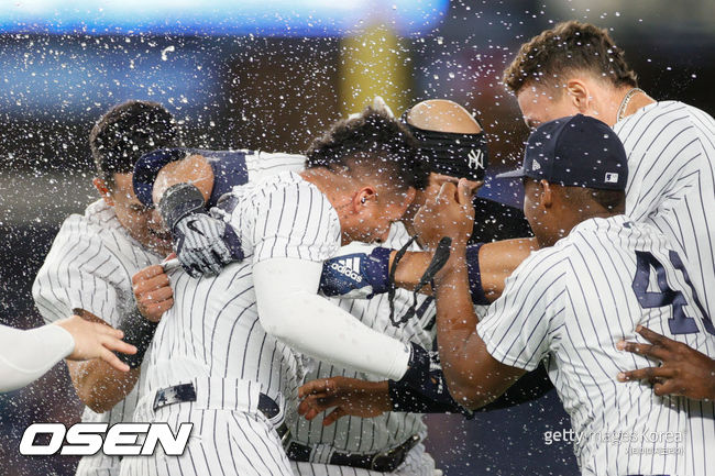 [사진] 뉴욕 양키스 선수들이 22일(한국시간) 양키 스타디움에서 벌어진 시카고 화이트삭스와의 경기에서 2-1의 끝내기 승리를 거둔 뒤 자축하고 있다.ⓒGettyimages(무단전재 및 재배포 금지)