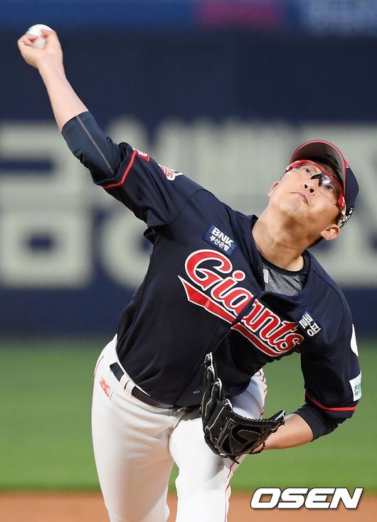 롯데 선발 박세웅이 힘차게 공을 뿌리고 있다./rumi@osen.co.kr
