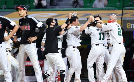 9회말 1사 만루에서 SSG 이재원의 땅볼 때 LG 실책으로 끝내기 득점을 한 3루주자 추신수가 동료들이 축하를 받고 있다. /sunday@osen.co.kr