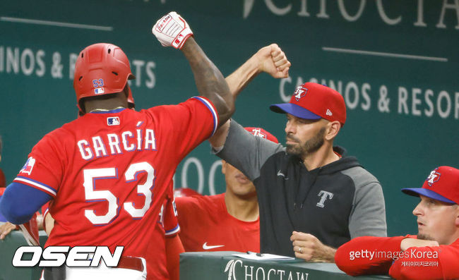 [사진] 210522 텍사스 아돌리스 가르시아(왼쪽)가 크리스 우드워드 감독과 세리머니를 하고 있다. ⓒGettyimages(무단전재 및 재배포 금지)