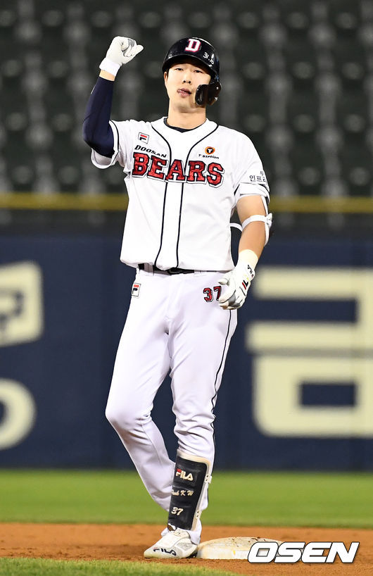 7회말 1사 만루 상황 두산 박건우가 추격의 싹쓸이 우중간 3타점 2루타를 날리고 2루에 안착해 기뻐하고 있다. / dreamer@osen.co.kr